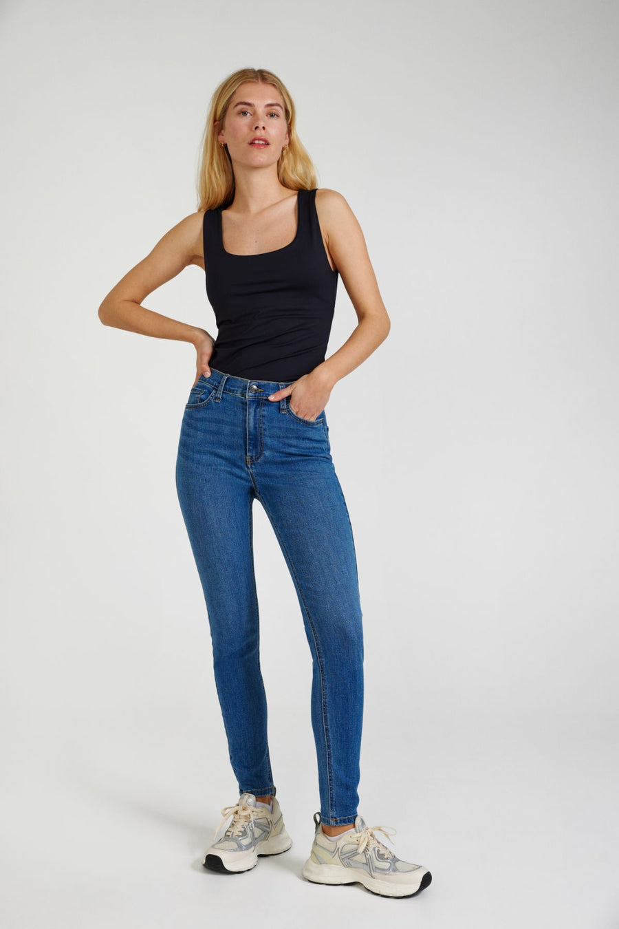 FQHARLOW - ENG GESCHNITTENE JEANS - BLAU
