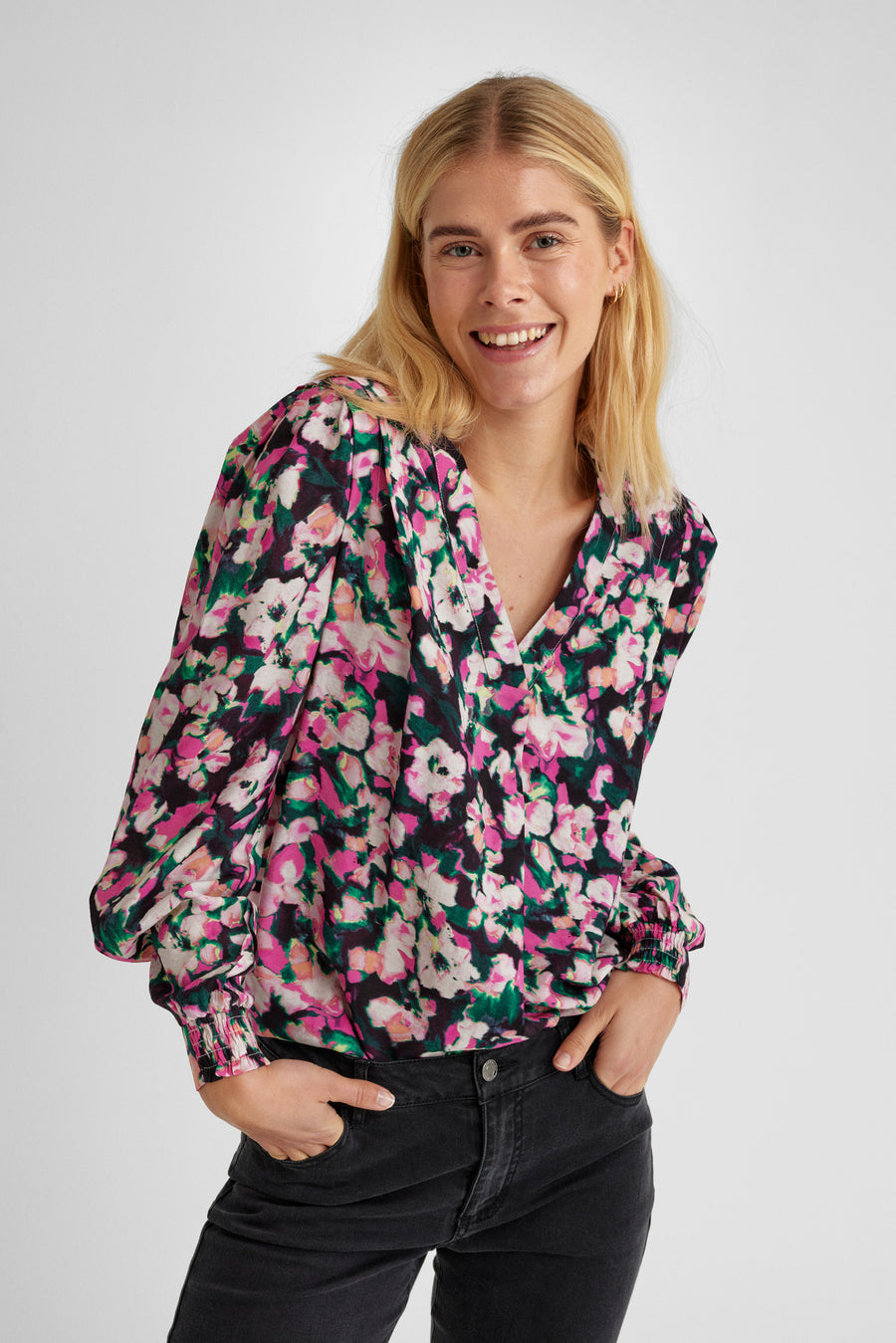 FQCAISA - BLUSE MIT BLUMEN - SCHWARZ