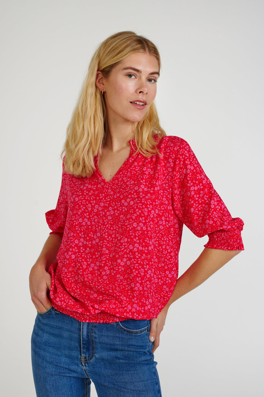 FQADNEY - BLUSE MIT BLUMEN - ROT