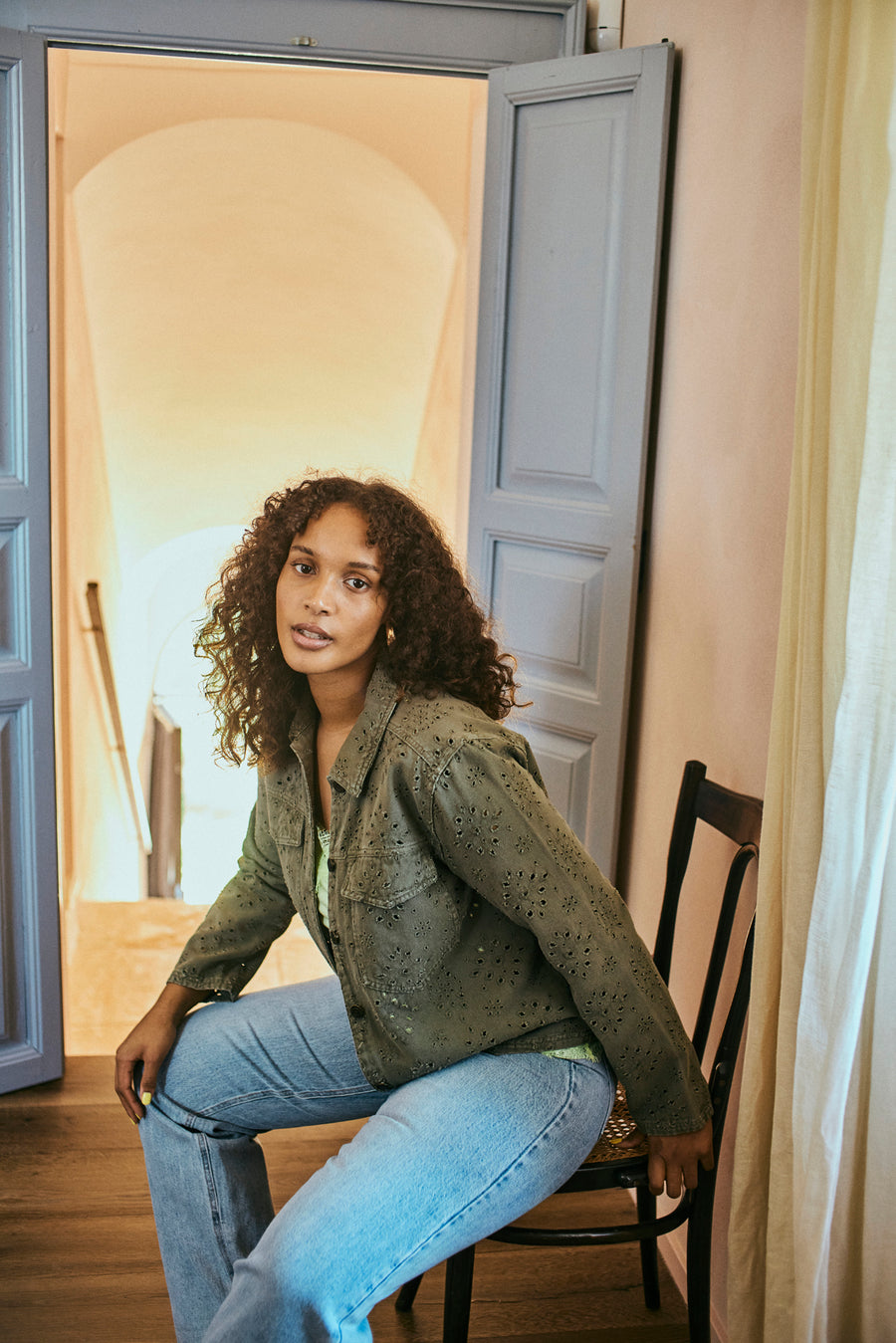 FQMIDDE - JEANS MIT UMKREMPELBAREM SAUM - BLAU