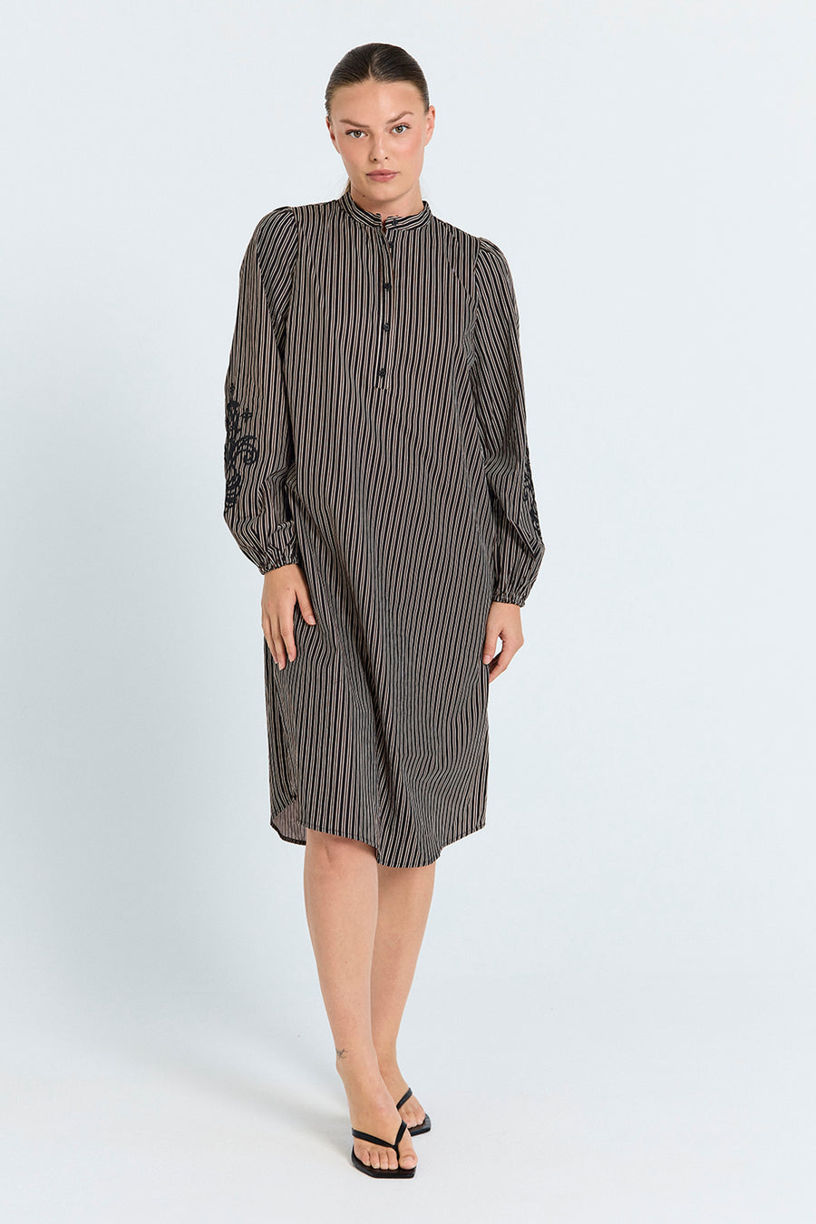 FQJOLIE – GESTREIFTES KLEID - SCHWARZ UND BRAUN