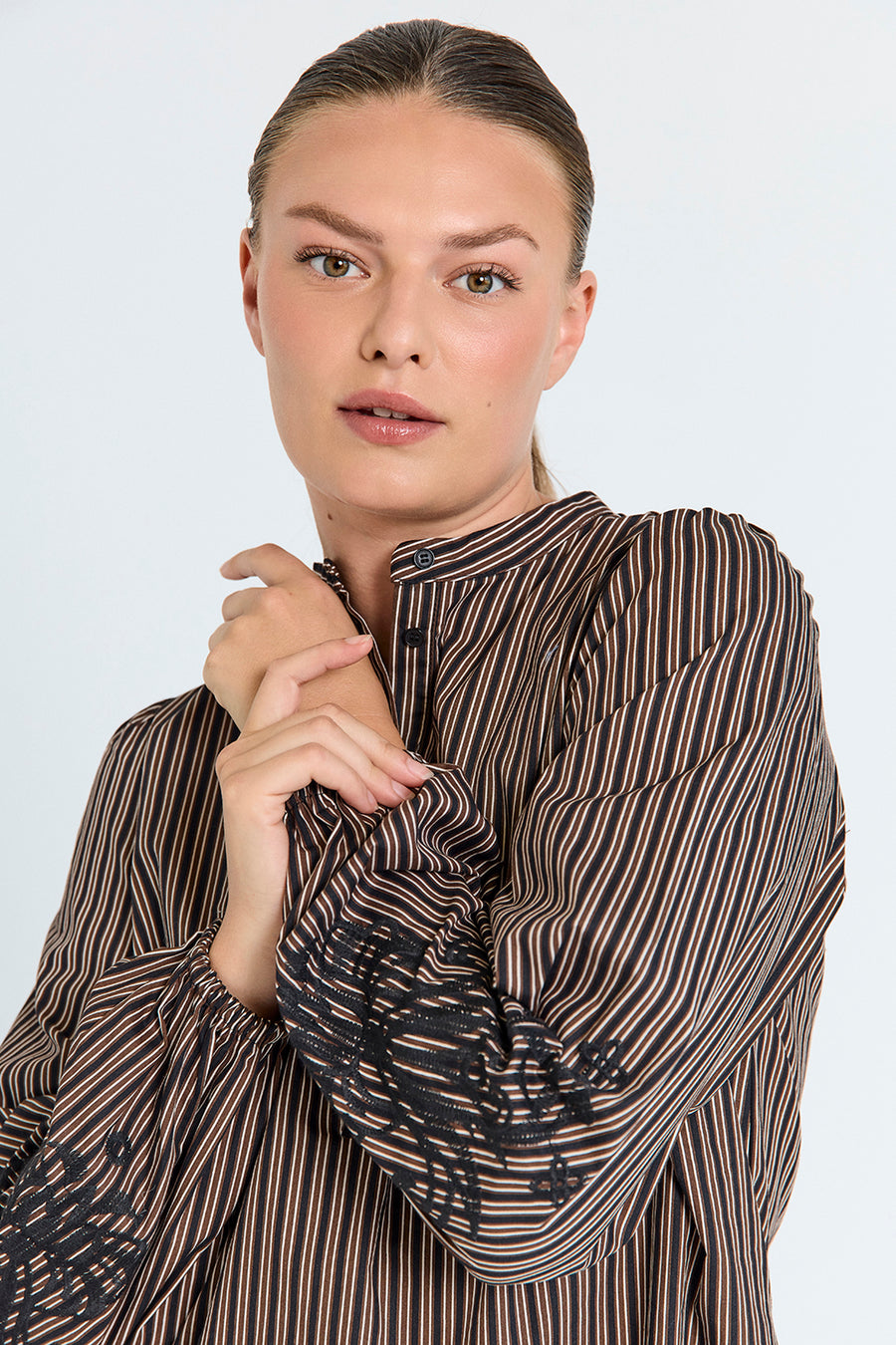 FQJOLIE – GESTREIFTES KLEID - SCHWARZ UND BRAUN