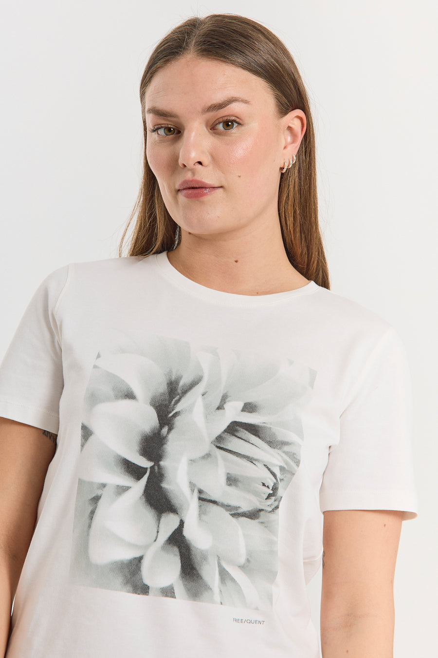 FQSURE - T-SHIRT MIT PRINT - SCHWARZ UND WEISS