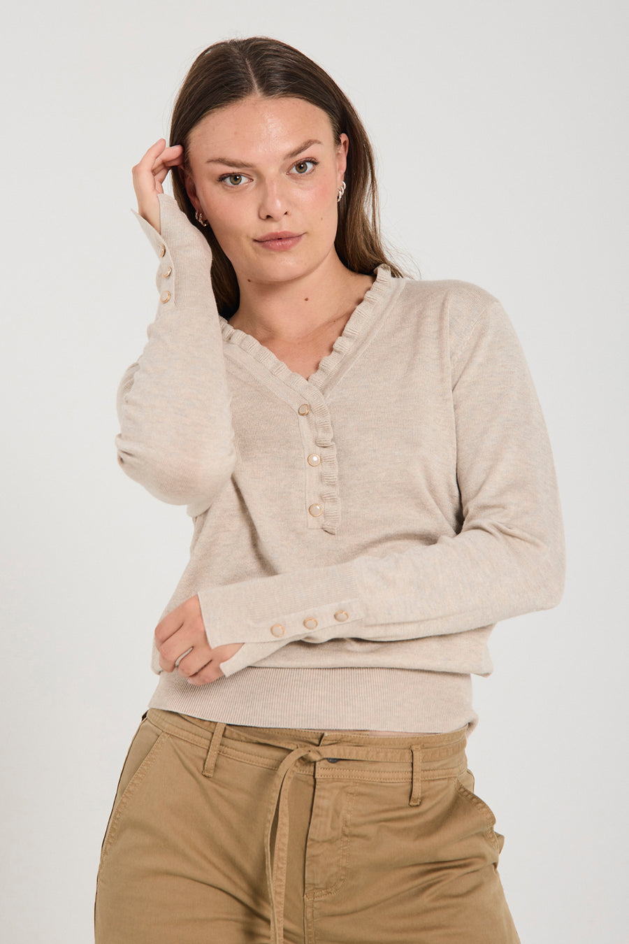 FQKATIE – FEINSTRICK-PULLOVER MIT RÜSCHEN - BEIGE