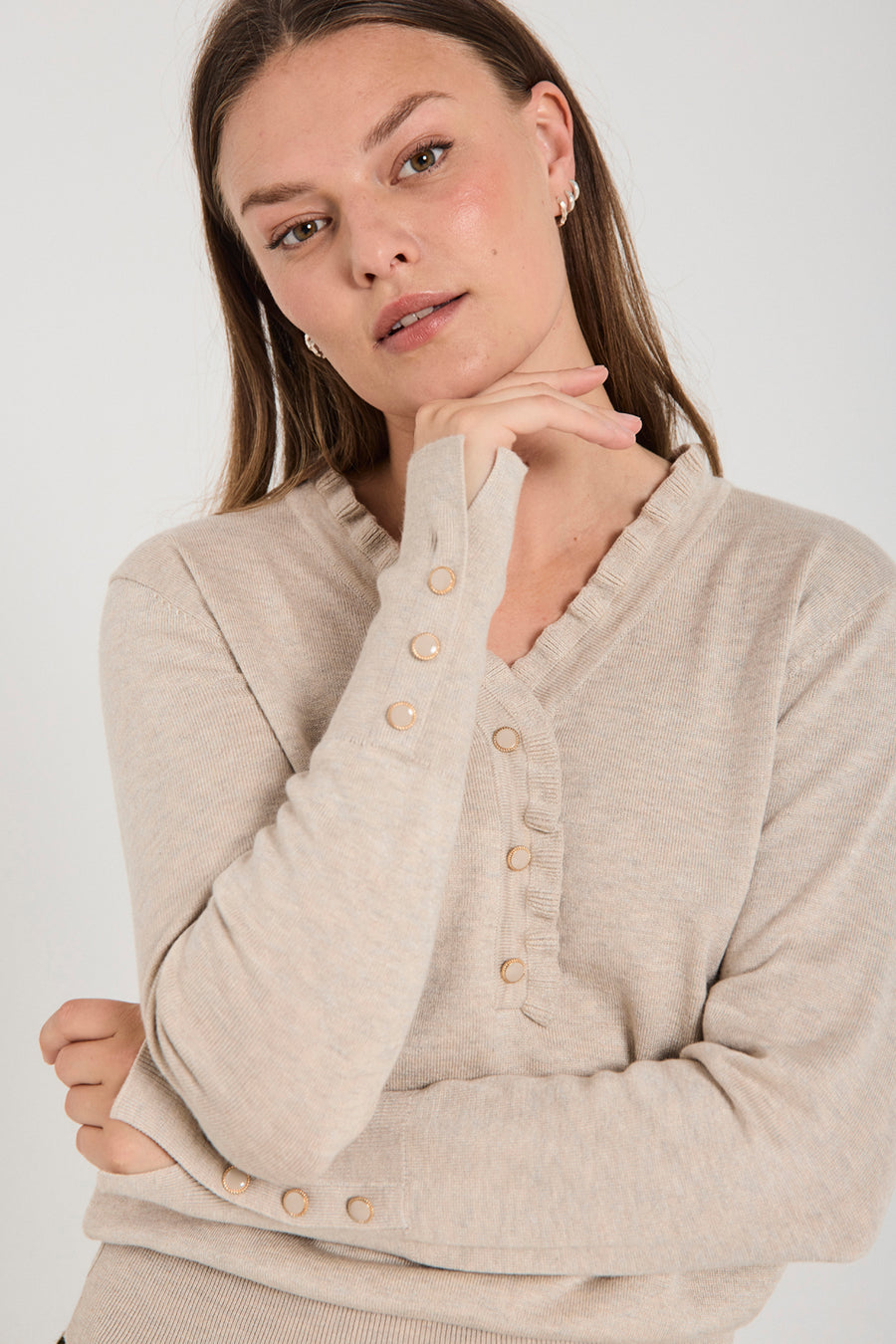FQKATIE – FEINSTRICK-PULLOVER MIT RÜSCHEN - BEIGE