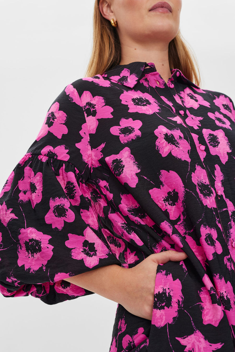 FQFLUSS - KLEID MIT BLUMENDRUCK - SCHWARZ UND ROSA
