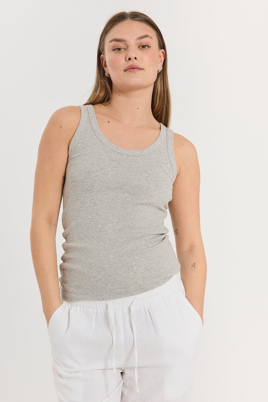 FQHI – RIPPENGESTRICKTES TOP - GRAU