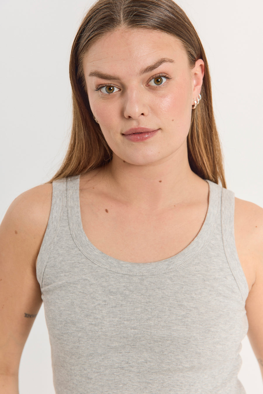 FQHI – RIPPENGESTRICKTES TOP - GRAU