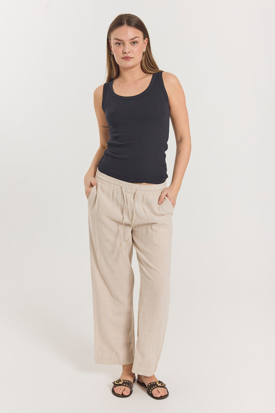 FQLAVA – GESTREIFTE KNÖCHELLANGE HOSE AUS LEINEN - WEISS UND BEIGE