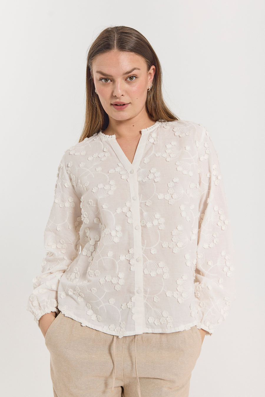 FQSELIA – BLUSE MIT FLORALER STICKEREI - WEISS