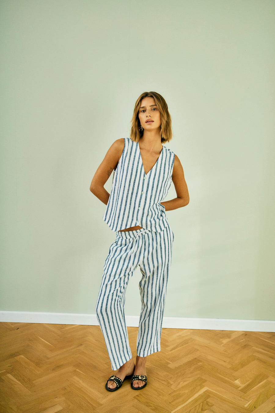 FQLAVISCO - GESTREIFTE KNÖCHELLANGE HOSE - WEISS UND BLAU