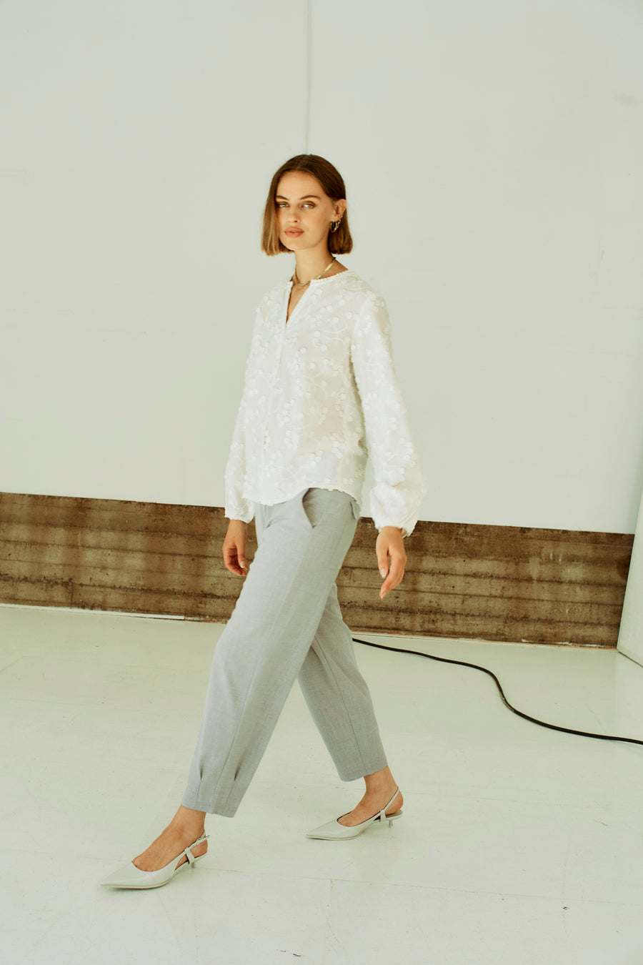 FQSELIA – BLUSE MIT FLORALER STICKEREI - WEISS