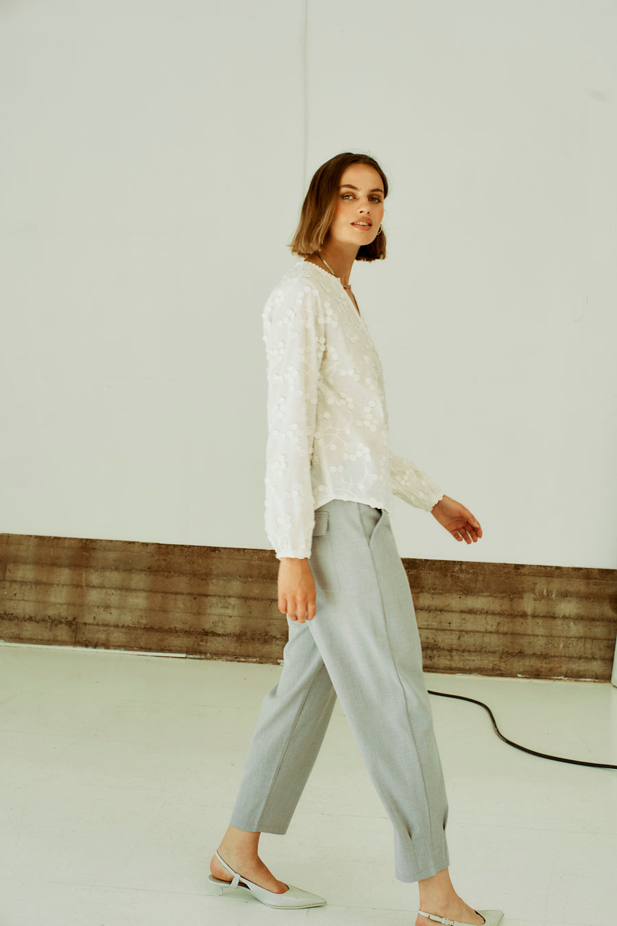 FQSELIA – BLUSE MIT FLORALER STICKEREI - WEISS