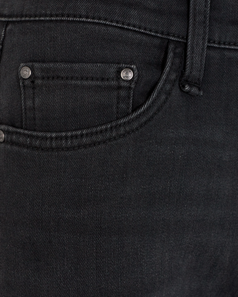 FQHARLOW - ENG GESCHNITTENE JEANS - SCHWARZ
