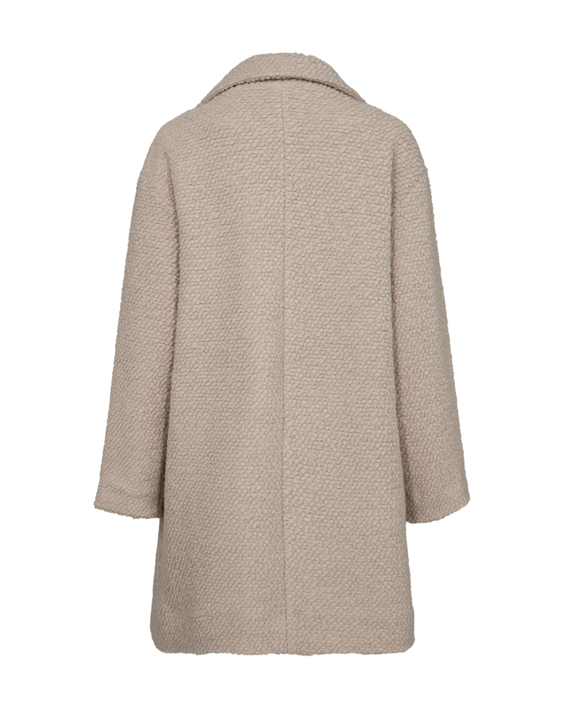 The image displays the back of the FQSIXTY Jacke in beige wool featuring geprägte Qualität, a wide collar, long slightly flared sleeves, and a straight cut extending to mid-thigh length.
