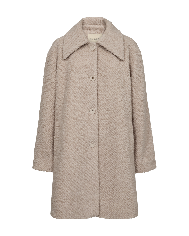 The FQSIXTY - JACKE - BEIGE is showcased on a plain background, highlighting its textured wool fabric, large buttons, wide collar, weite Passform, and knee-length geprägten Qualität.