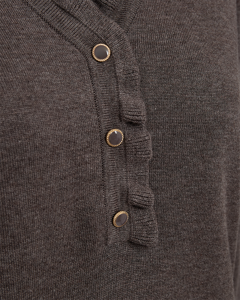 FQKATIE – FEINSTRICK-PULLOVER MIT RÜSCHEN - BRAUN